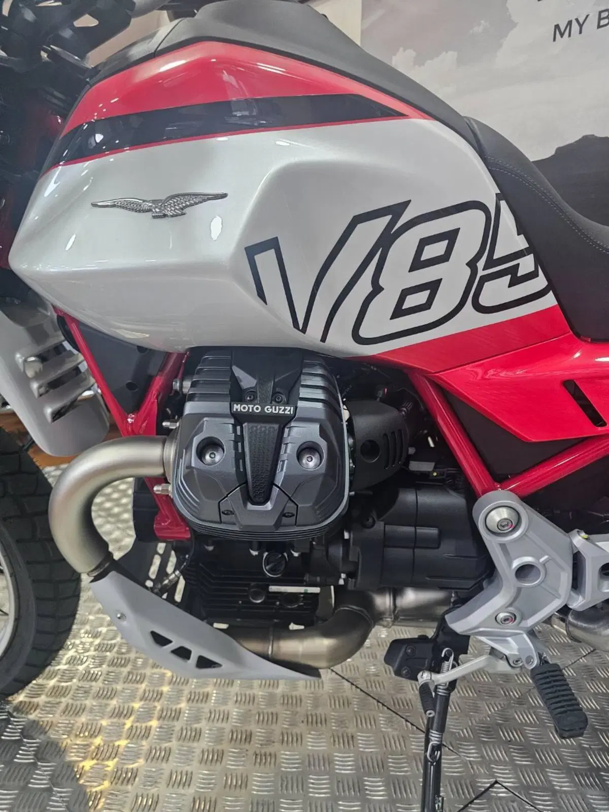 Moto Guzzi V85 TT (2024 - 26) (3)