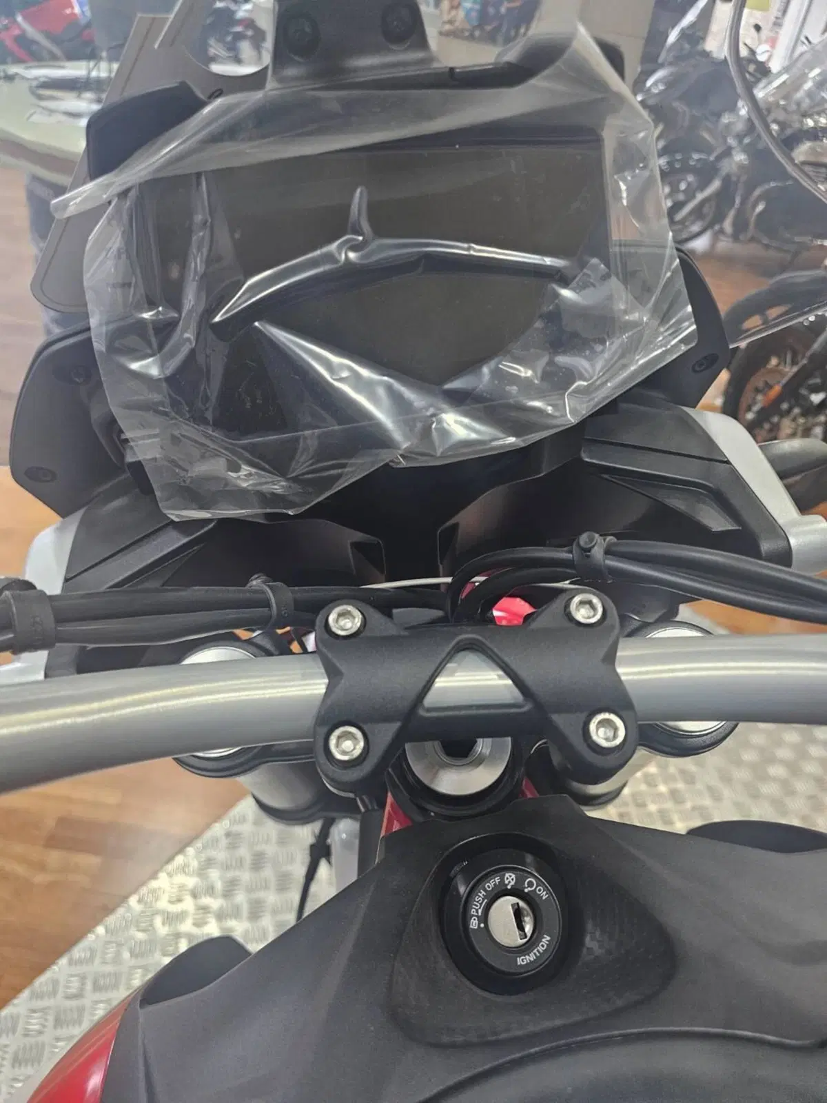 Moto Guzzi V85 TT (2024 - 26) (4)