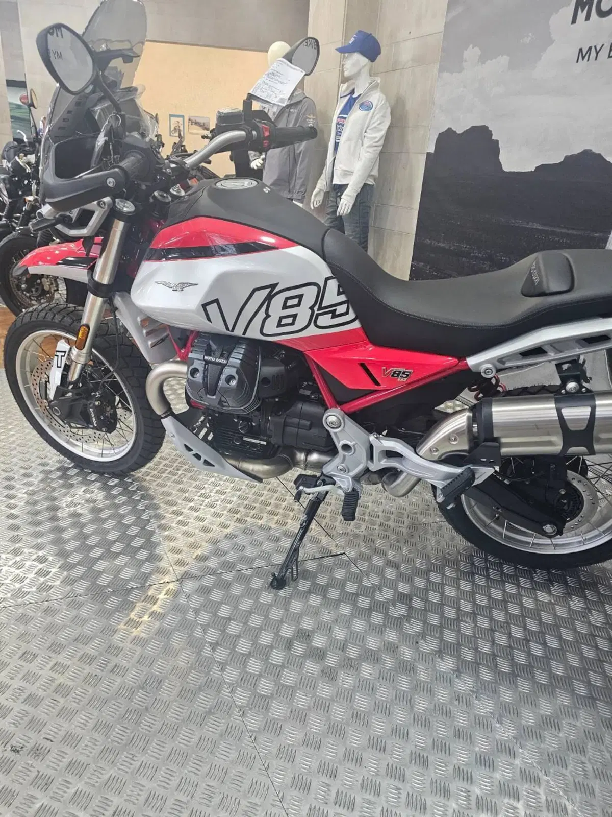 Moto Guzzi V85 TT (2024 - 26) (6)