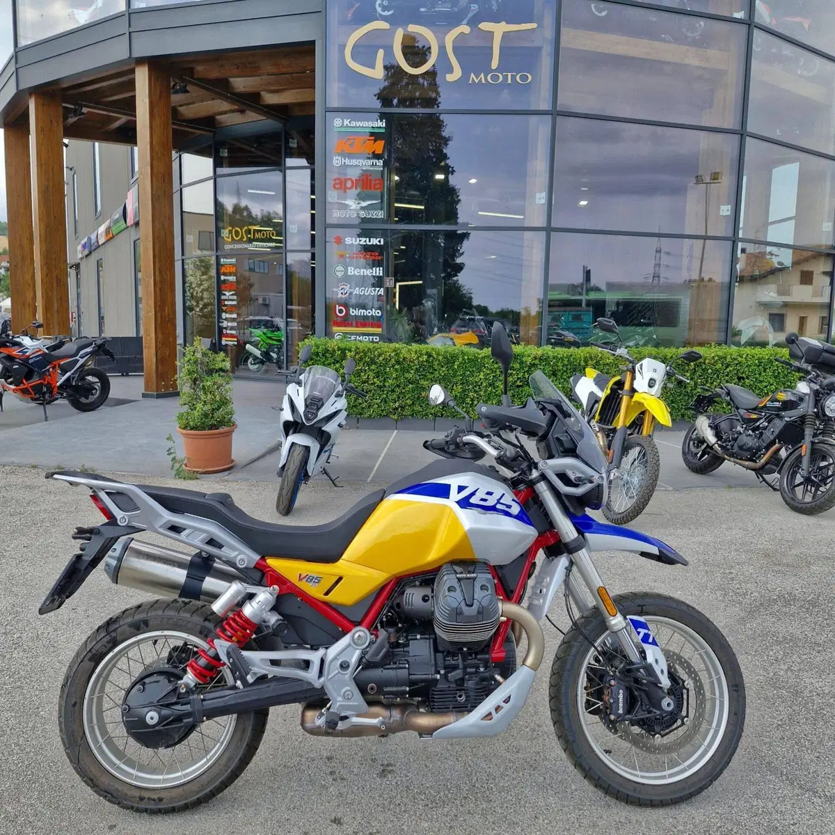 Moto Guzzi V85 TT (2024 - 26) (2)