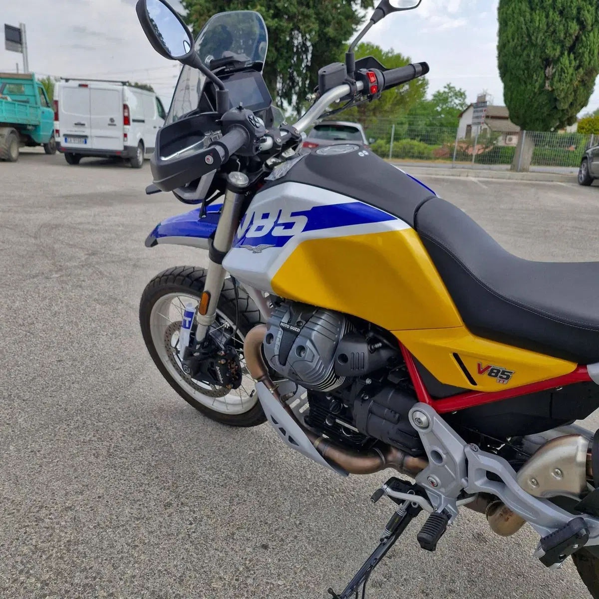 Moto Guzzi V85 TT (2024 - 26) (4)