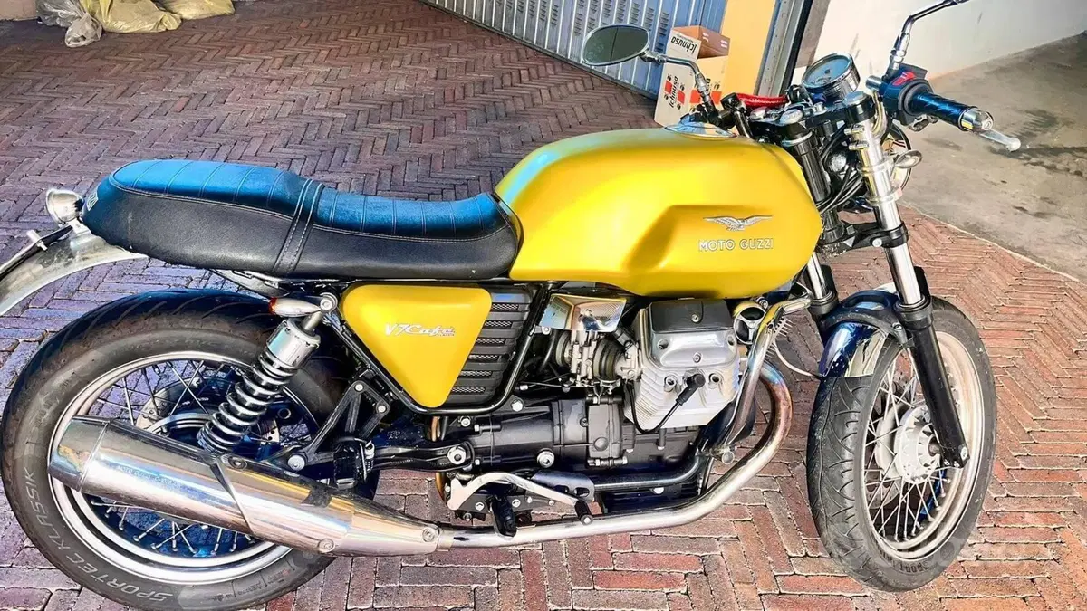 Moto Guzzi V7 Cafè Classic (2009 - 12) (5)