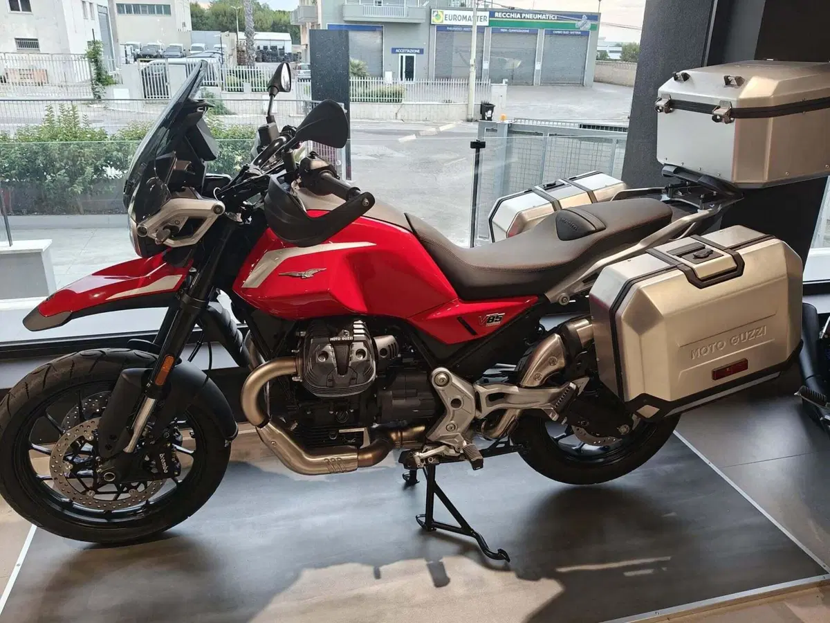 Moto Guzzi V85 Strada (2024 - 26)