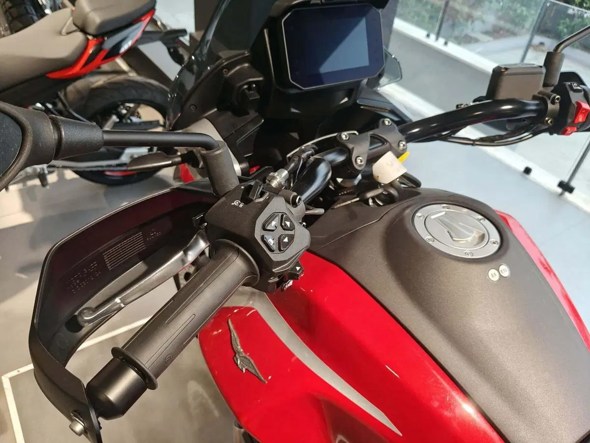 Moto Guzzi V85 Strada (2024 - 26) (3)
