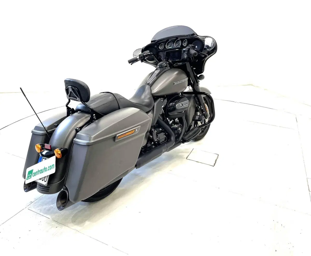 Harley-Davidson 114 Street Glide (2017) (18)