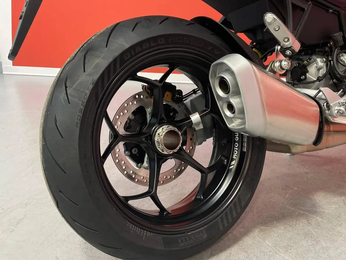 Moto Guzzi V100 Mandello (2025 - 26) (11)