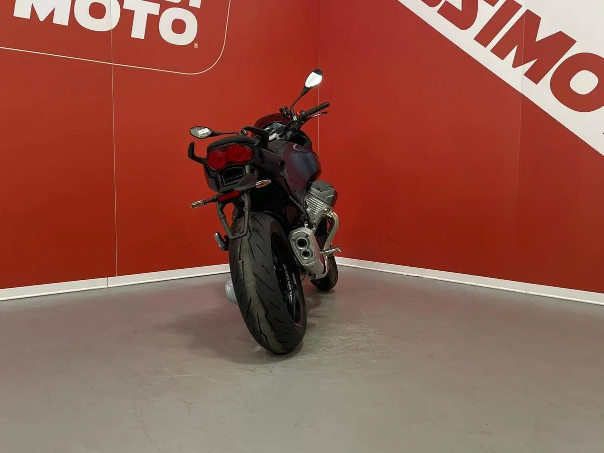 Moto Guzzi V100 Mandello (2025 - 26) (9)