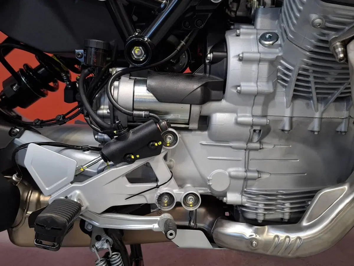Moto Guzzi Stelvio Duecento Tributo (2025 - 26) (16)