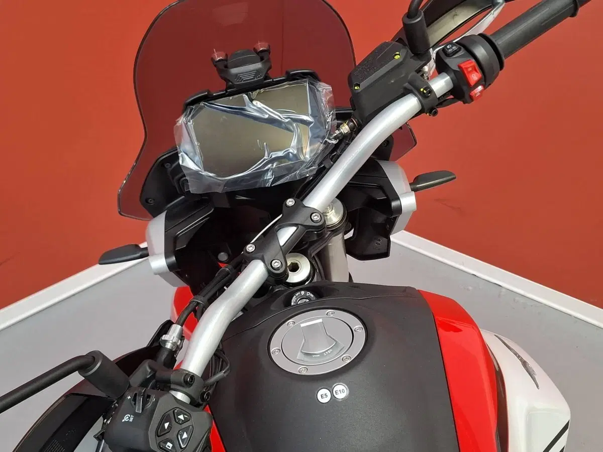 Moto Guzzi V85 TT (2024 - 26) (9)