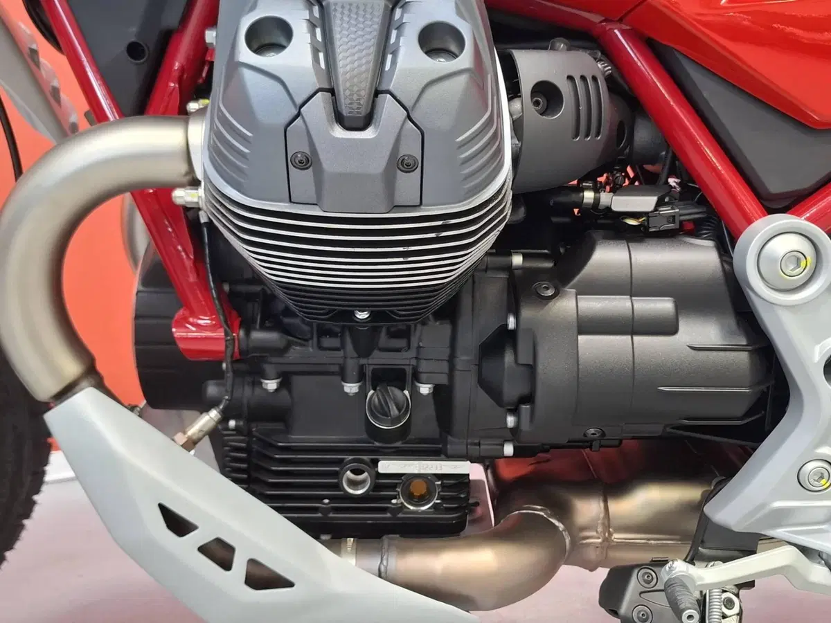 Moto Guzzi V85 TT (2024 - 26) (10)