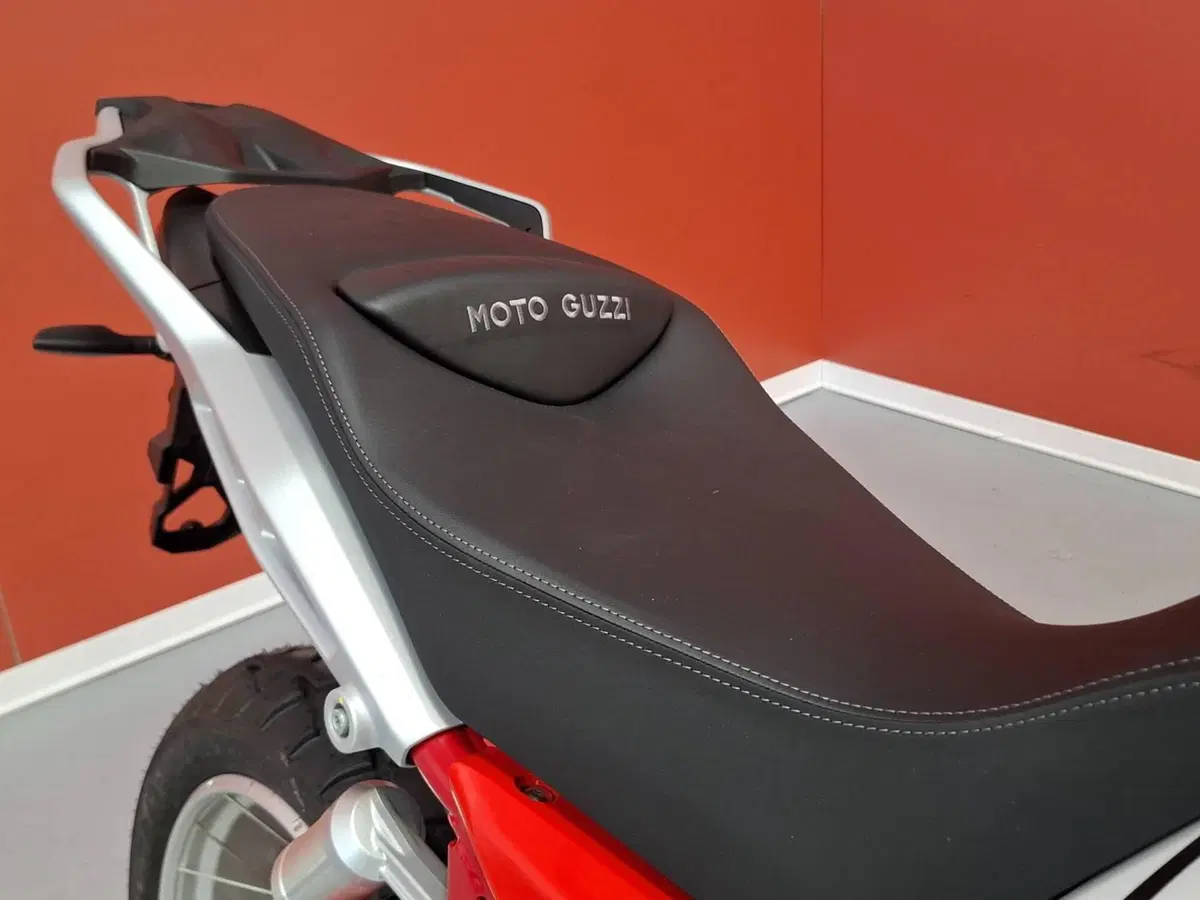 Moto Guzzi V85 TT (2024 - 26) (11)