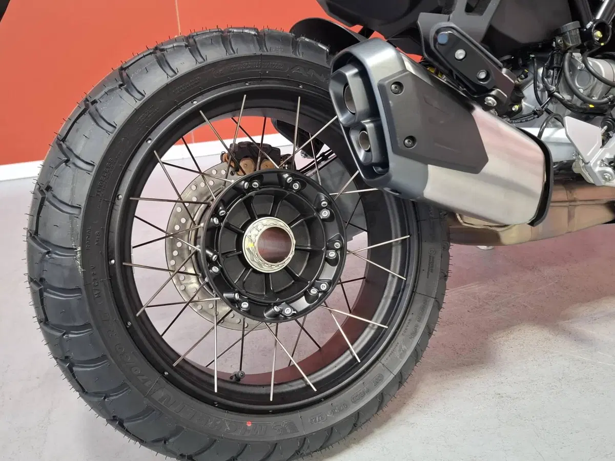 Moto Guzzi V85 TT (2024 - 26) (12)