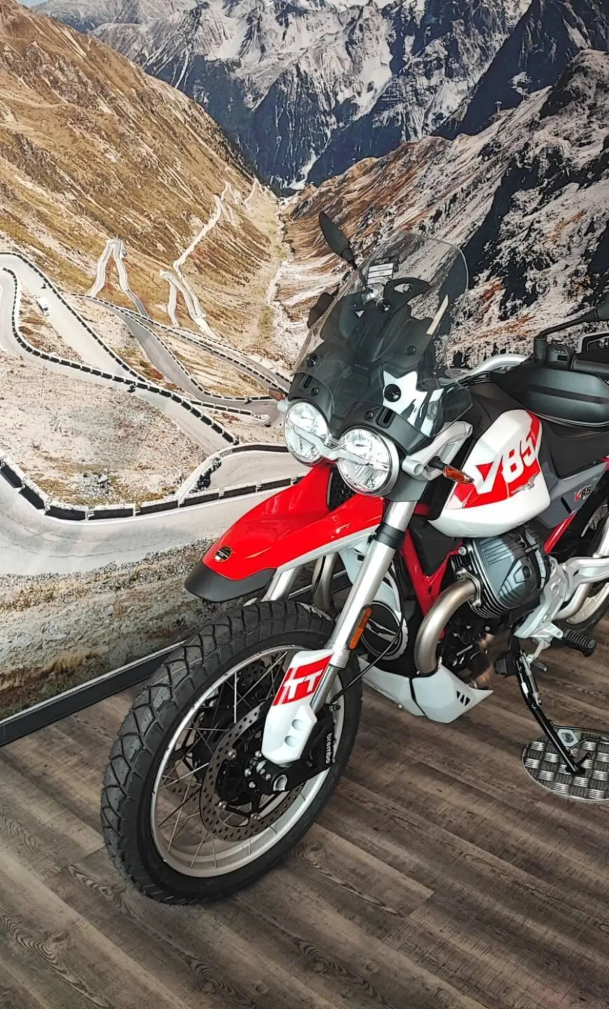 Moto Guzzi V85 TT Travel (2024 - 26) (2)