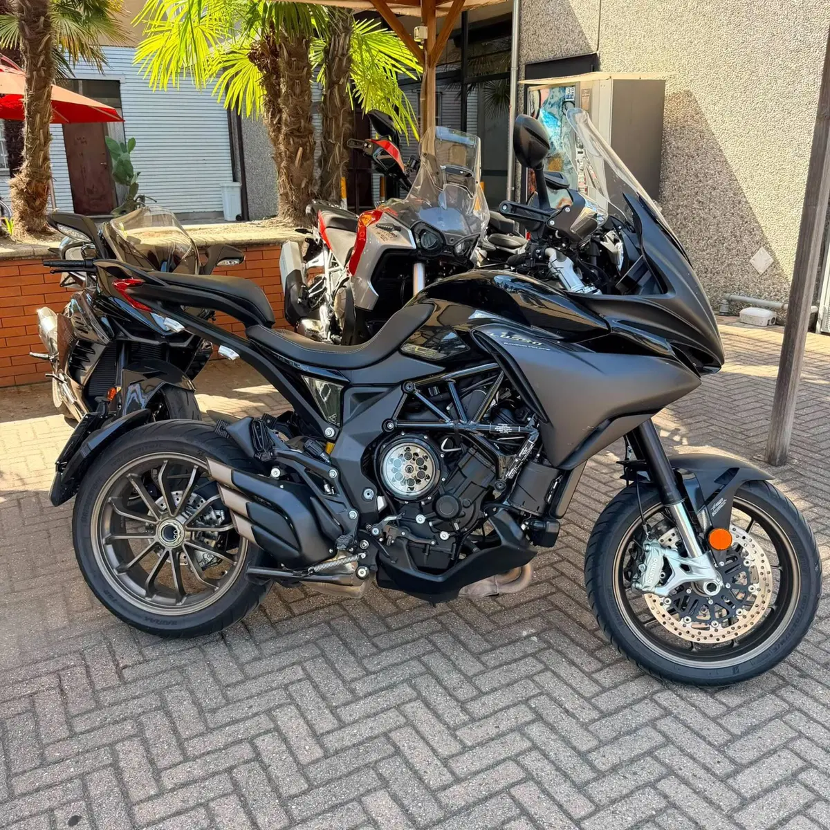 MV Agusta Turismo Veloce 800 Lusso SCS (2021 - 26) (2)