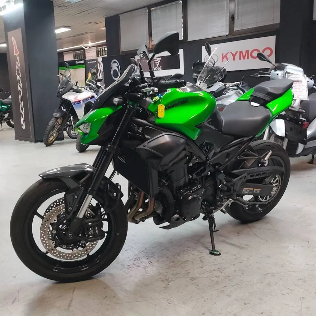 Kawasaki Z 900 (2025 - 26) (7)