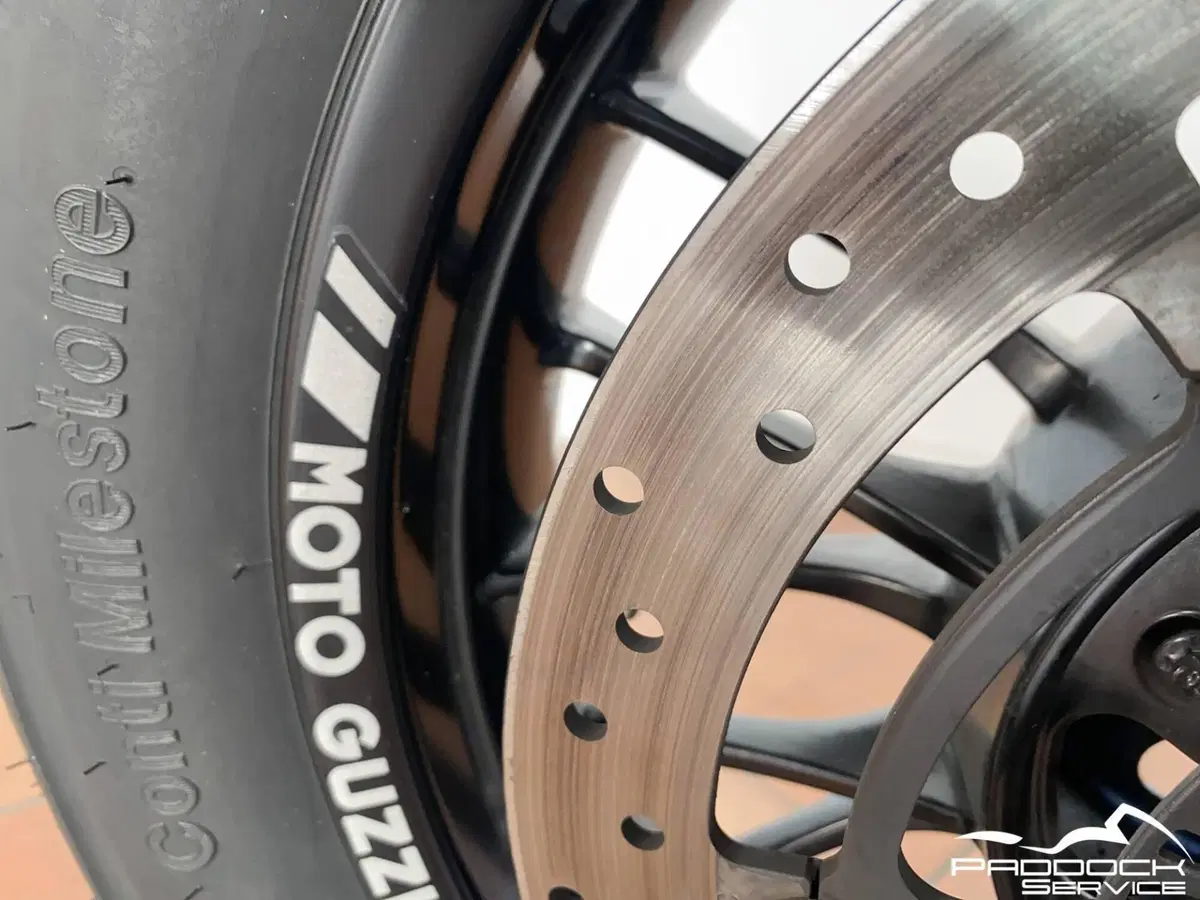 Moto Guzzi V9 Bobber (2016 - 18) (14)