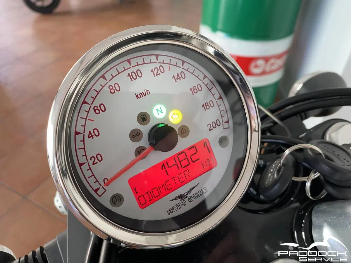 Moto Guzzi V9 Bobber (2016 - 18) (16)
