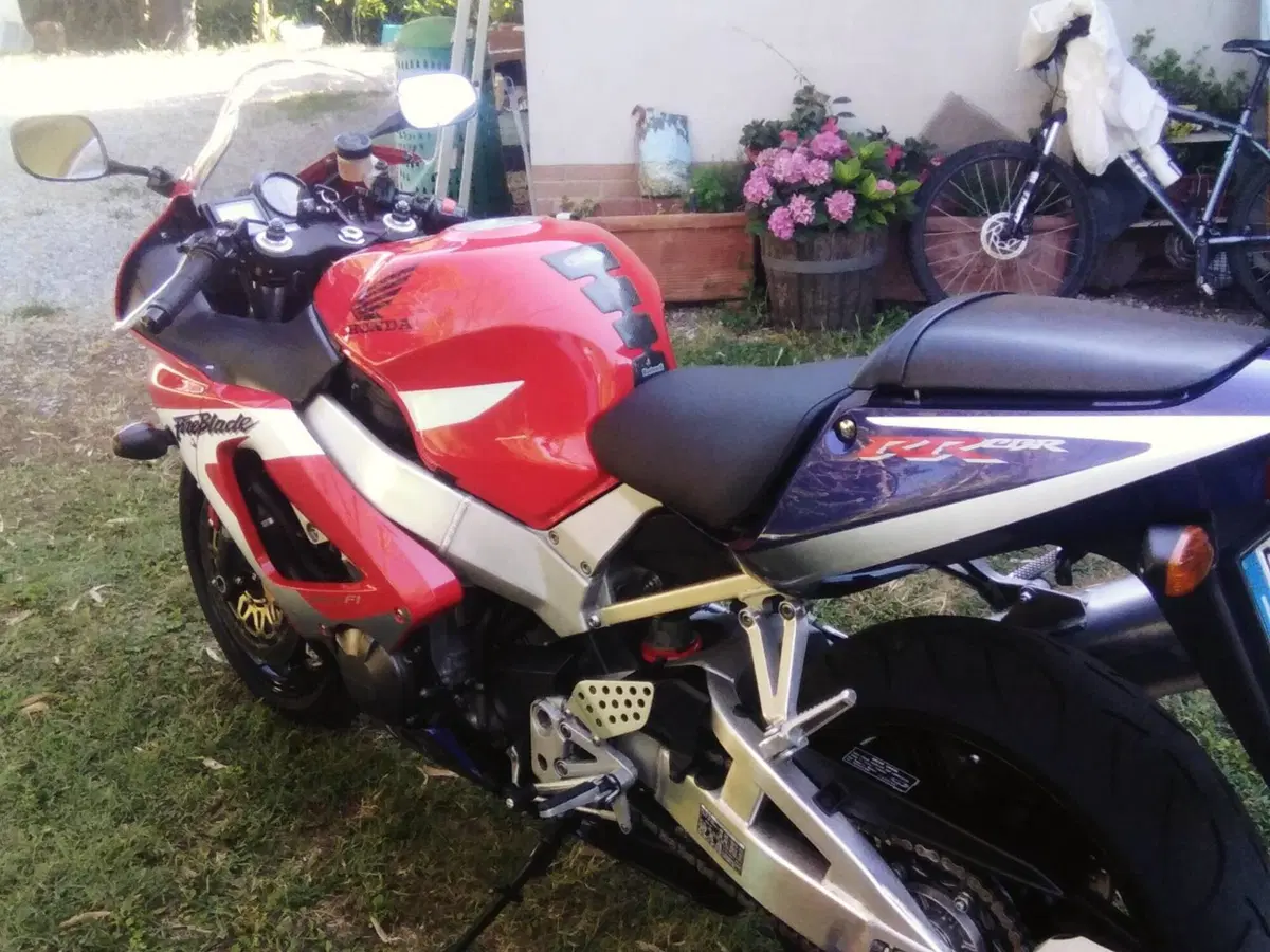 Honda CBR 900 RR Fireblade (2000 - 01) (5)
