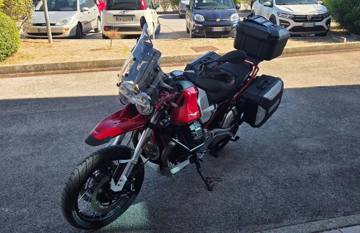Moto Guzzi V85 TT Evocative Graphics (2021 - 23) (4)