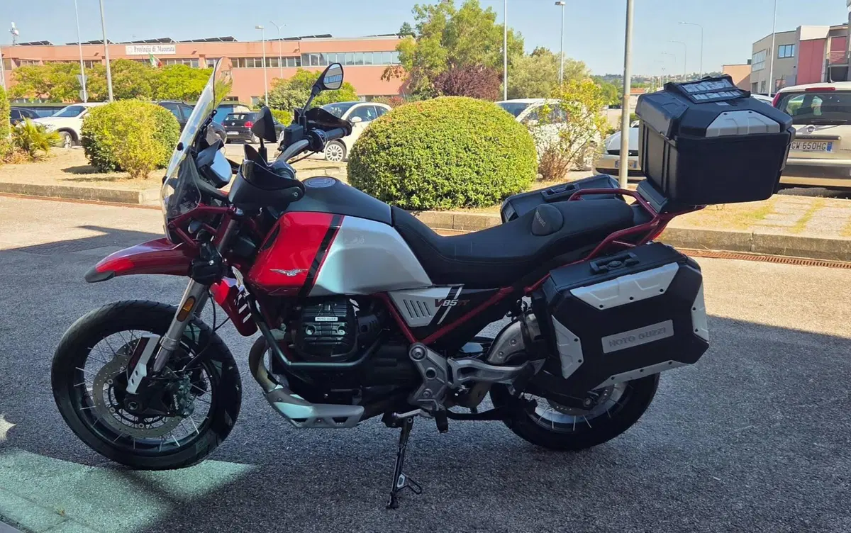 Moto Guzzi V85 TT Evocative Graphics (2021 - 23) (5)