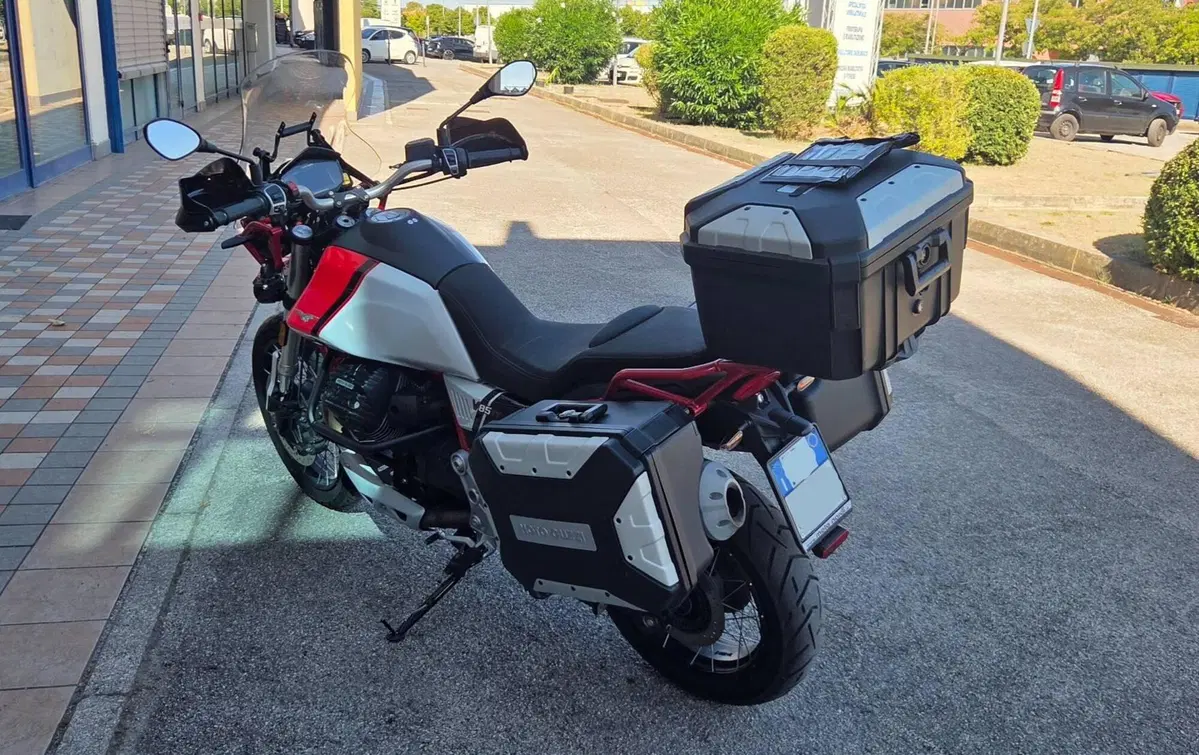 Moto Guzzi V85 TT Evocative Graphics (2021 - 23) (6)