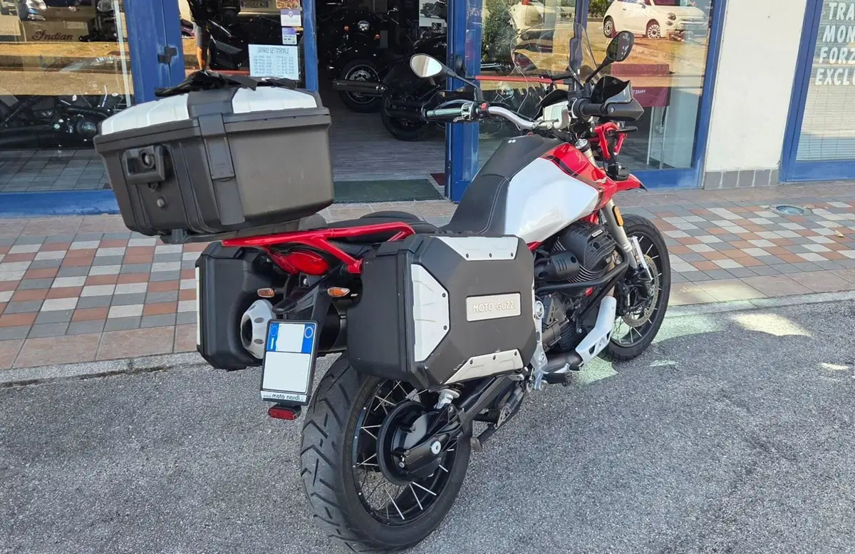 Moto Guzzi V85 TT Evocative Graphics (2021 - 23) (2)