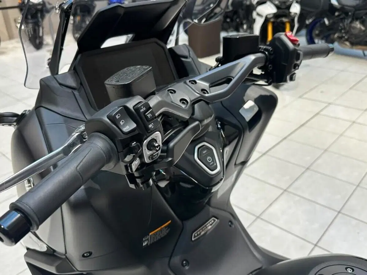 Yamaha T-Max 560 Tech Max (2025 - 26) (4)