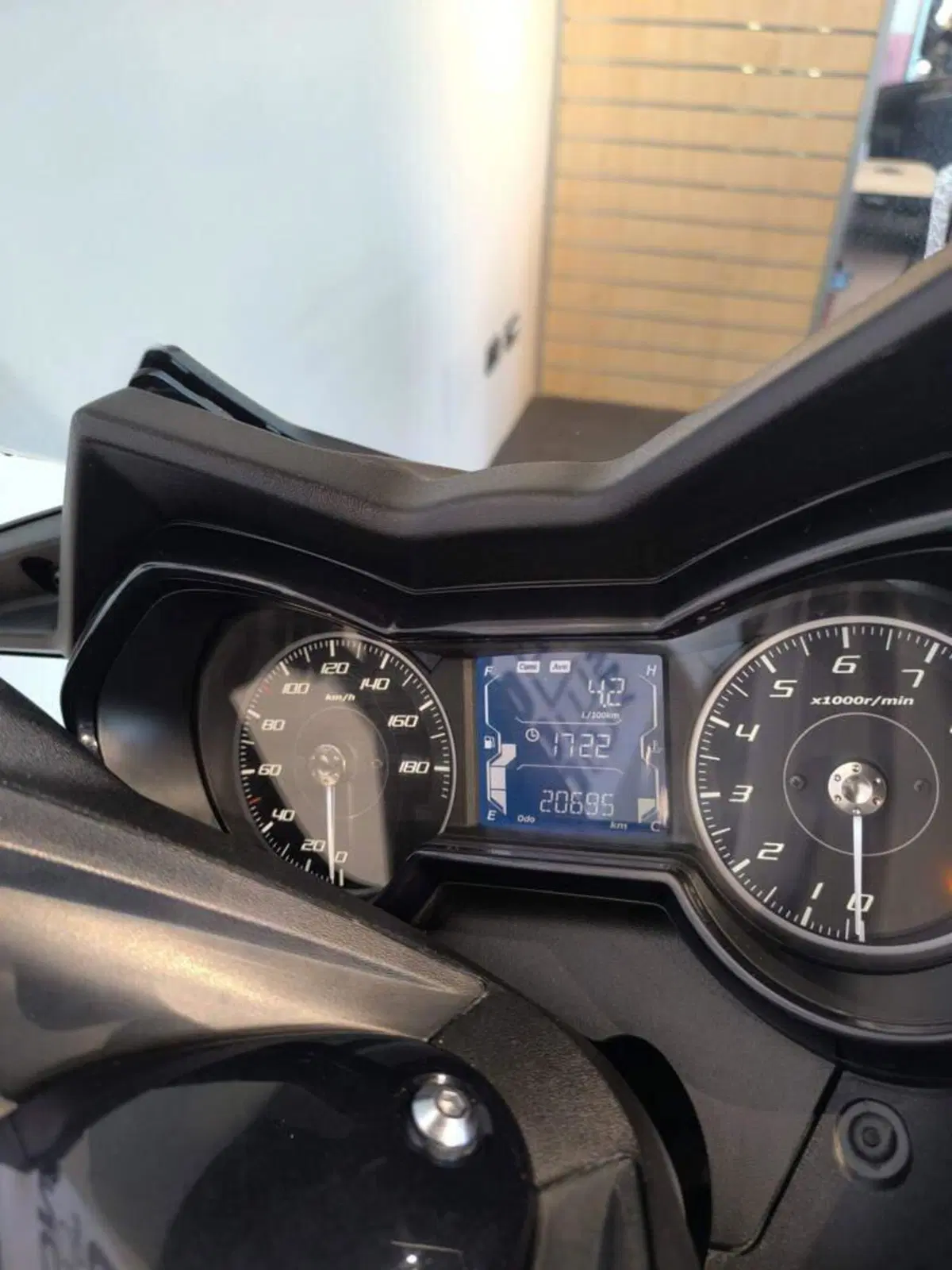 Yamaha X-Max 400 Tech Max (2020) (6)