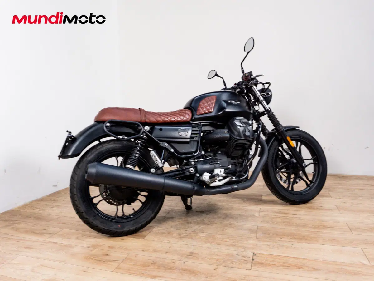 Moto Guzzi V7 III Stone (2017 - 20) (2)
