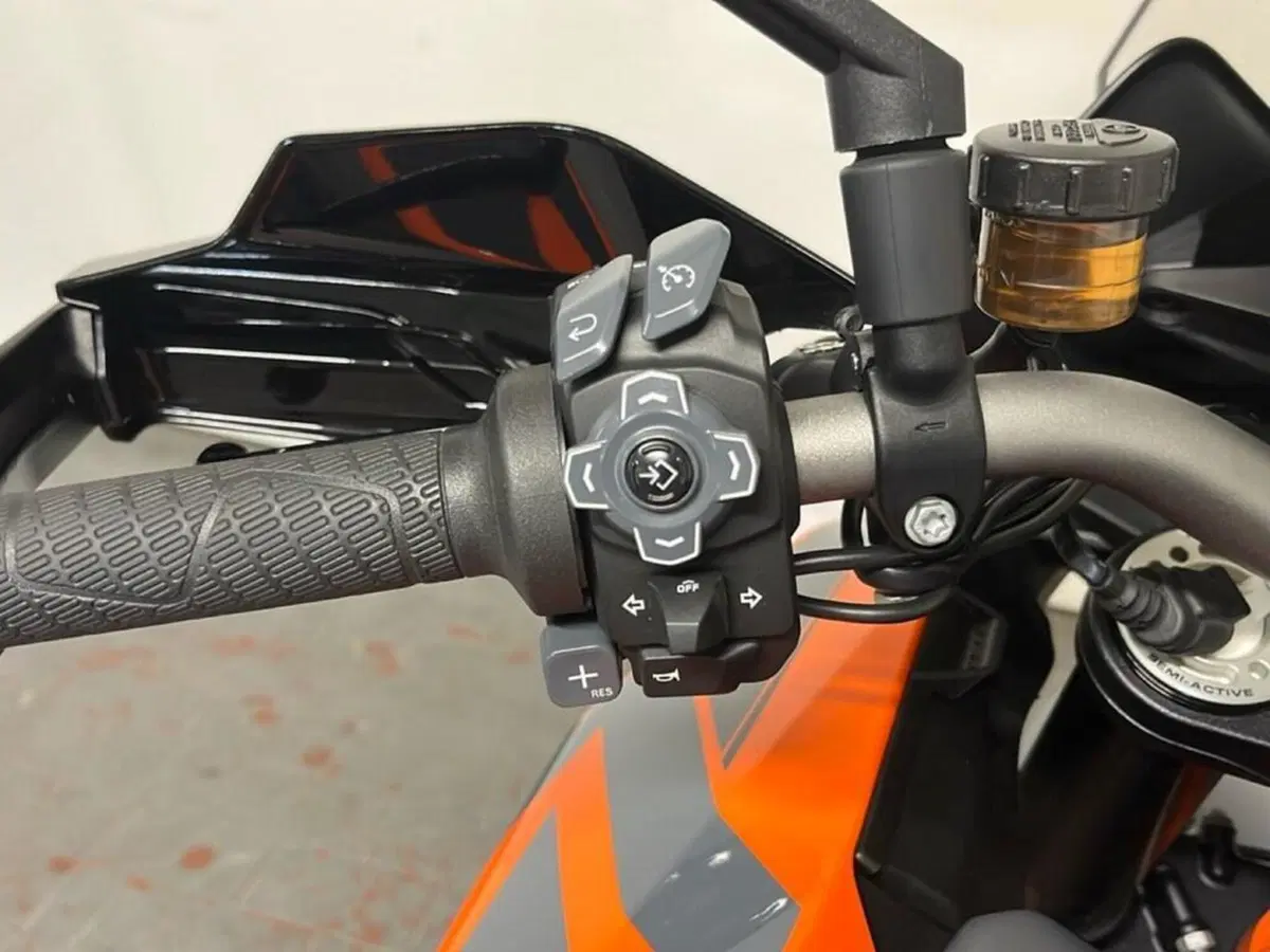 KTM 1290 Super Duke GT (2022 - 25) (9)