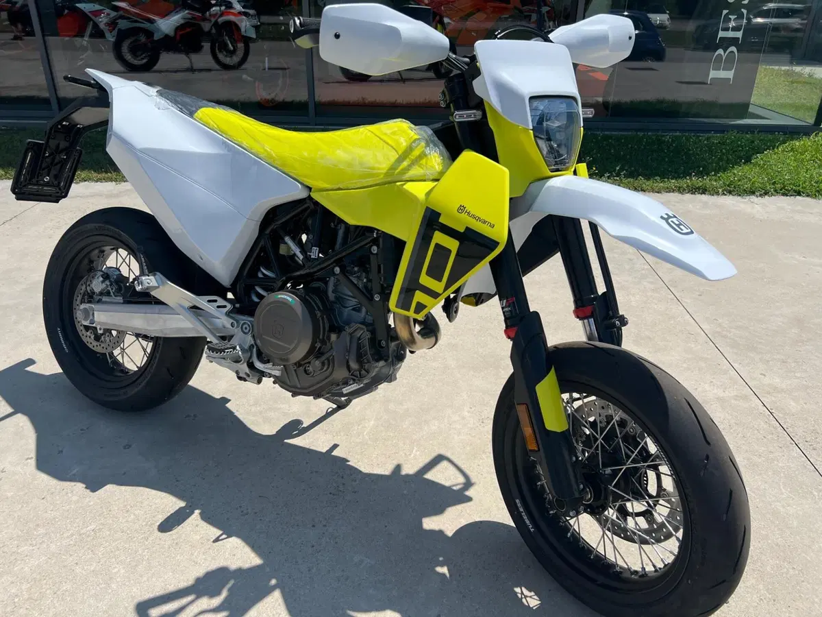 Husqvarna 701 Supermoto (2026) (3)
