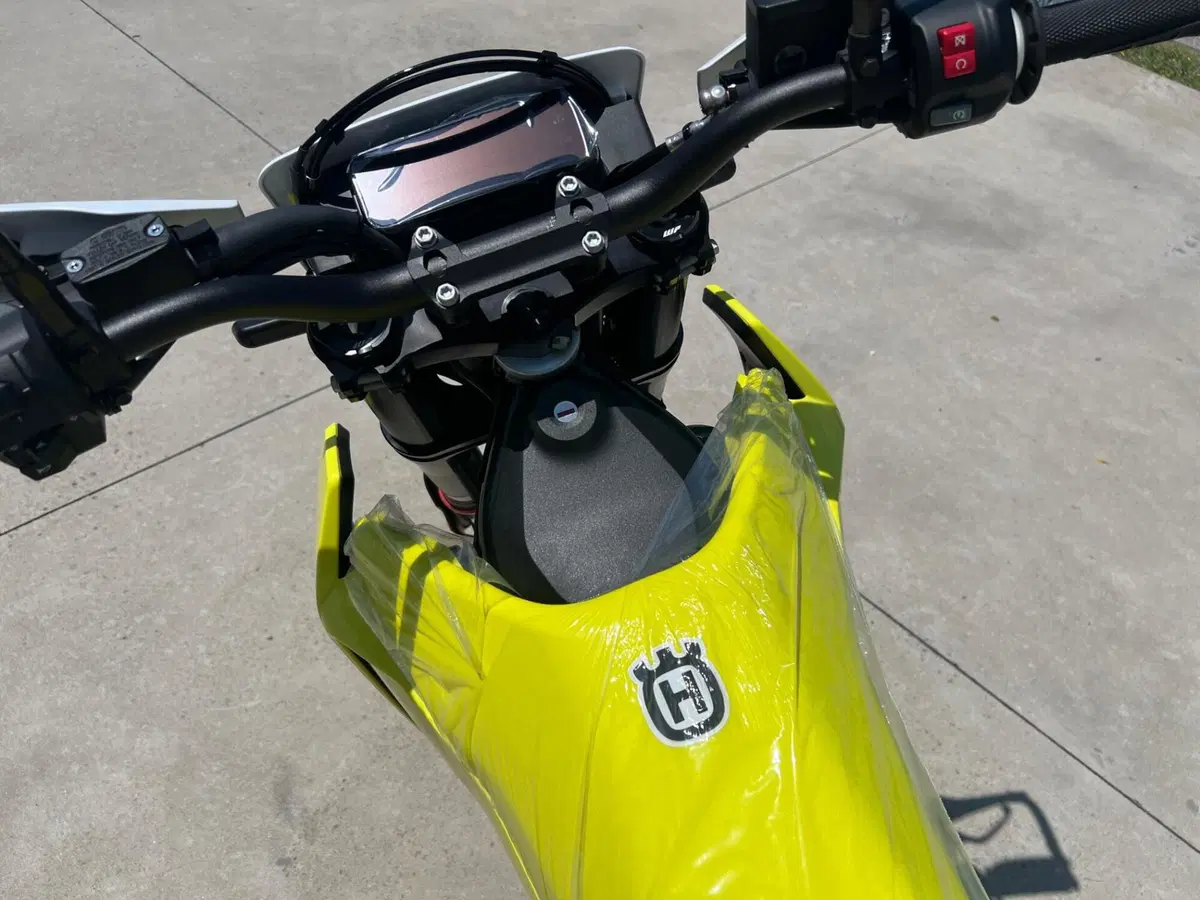 Husqvarna 701 Supermoto (2026) (7)