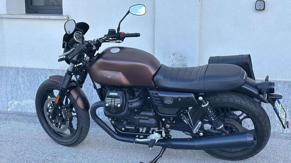 Moto Guzzi V7 III Stone Night Pack (2019 - 20) (2)
