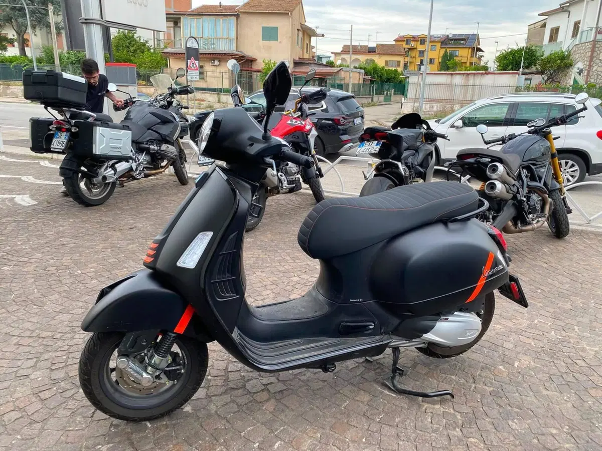 Vespa GTS 300 Super Sport (2023 - 24) (2)