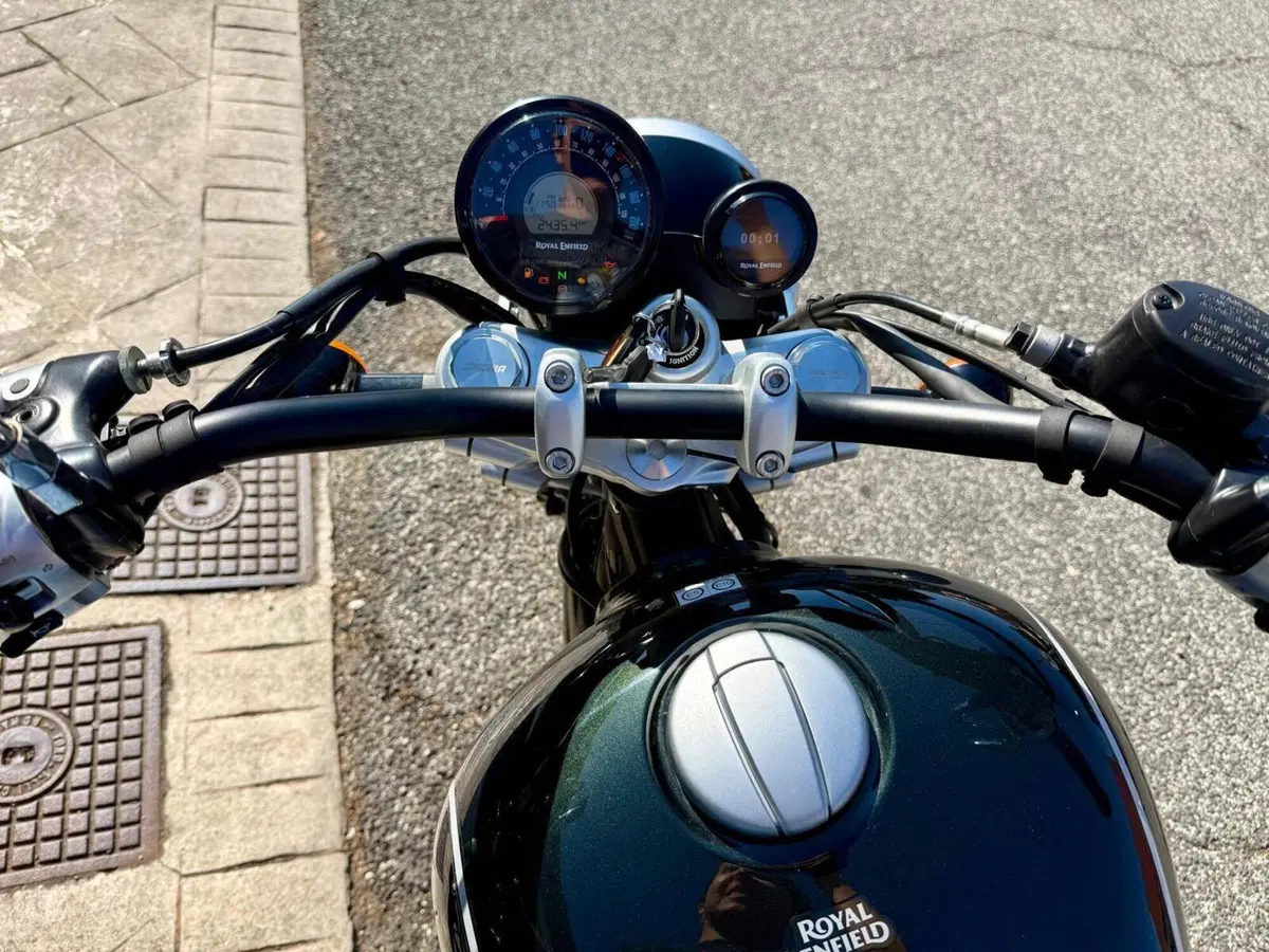 Royal Enfield Super Meteor 650 (2023 - 26) (4)