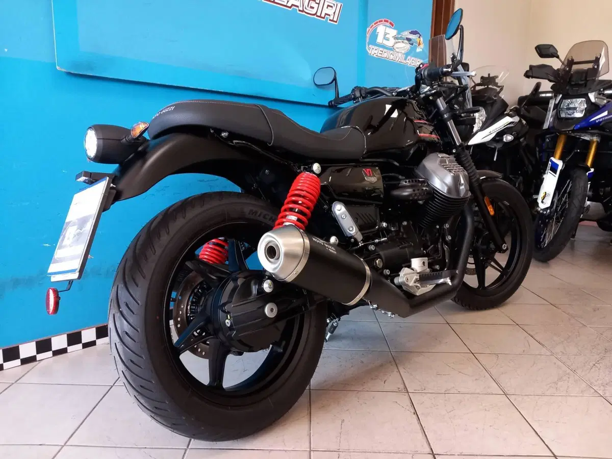 Moto Guzzi V7 Stone Special Edition (2022 - 25) (3)