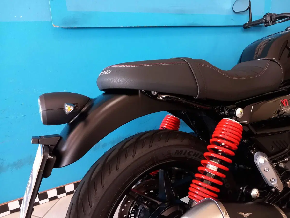 Moto Guzzi V7 Stone Special Edition (2022 - 25) (15)