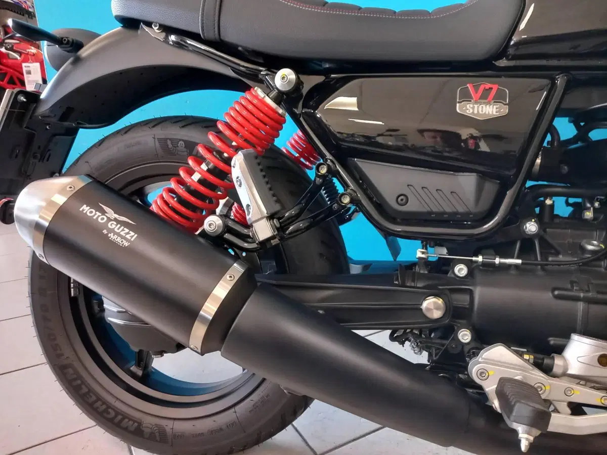 Moto Guzzi V7 Stone Special Edition (2022 - 25) (14)