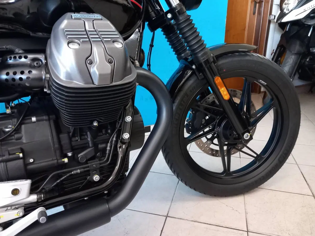 Moto Guzzi V7 Stone Special Edition (2022 - 25) (17)