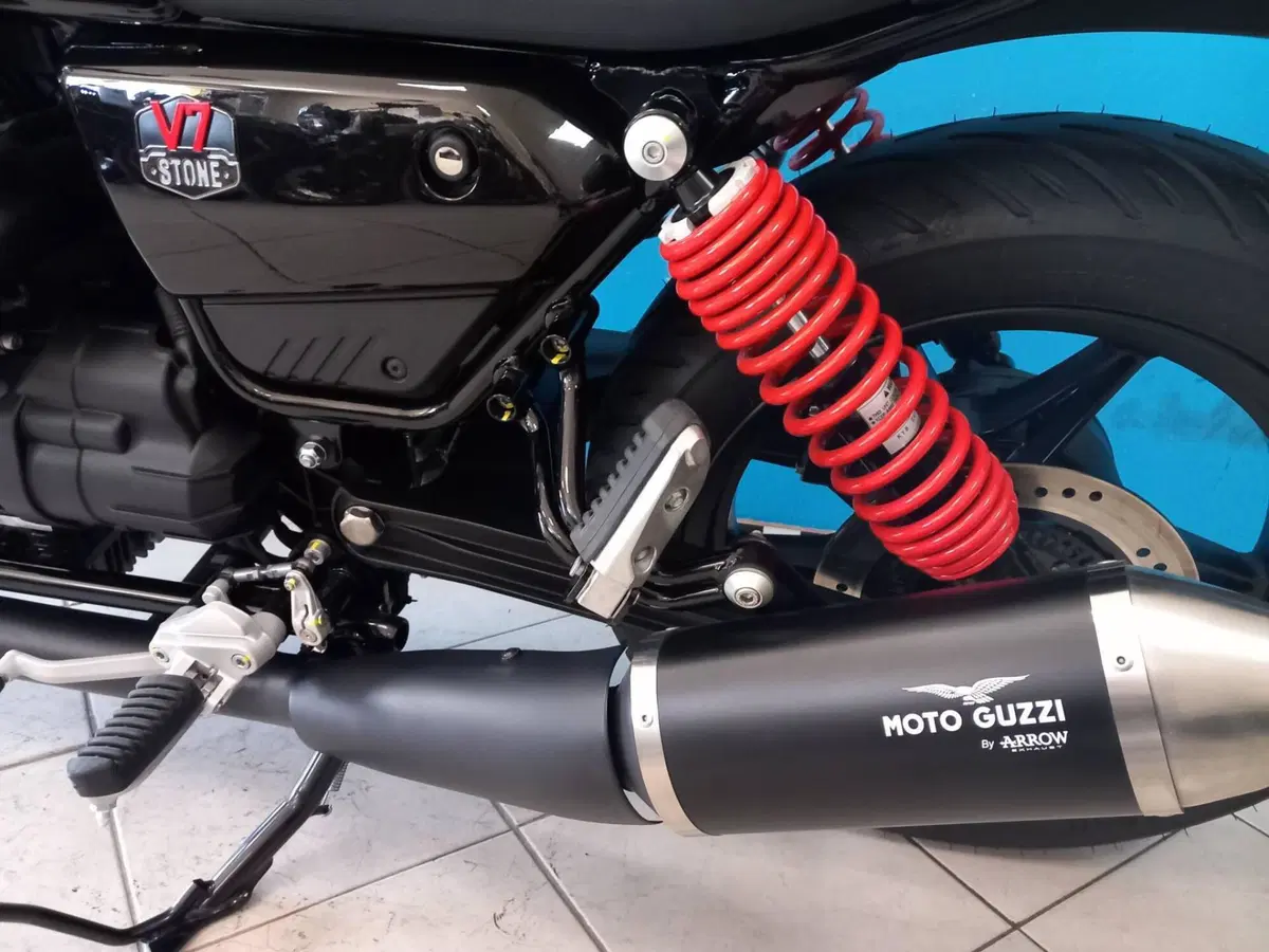 Moto Guzzi V7 Stone Special Edition (2022 - 25) (12)