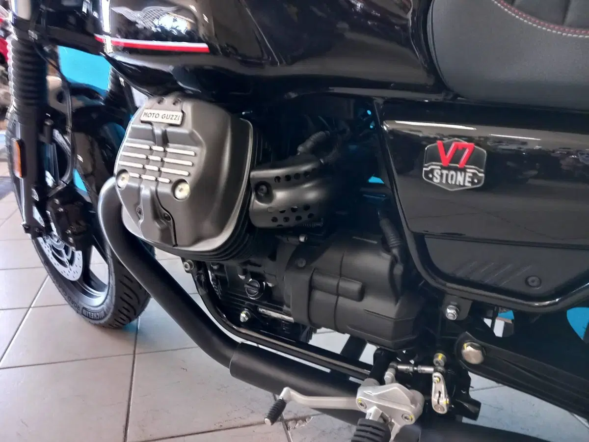 Moto Guzzi V7 Stone Special Edition (2022 - 25) (10)