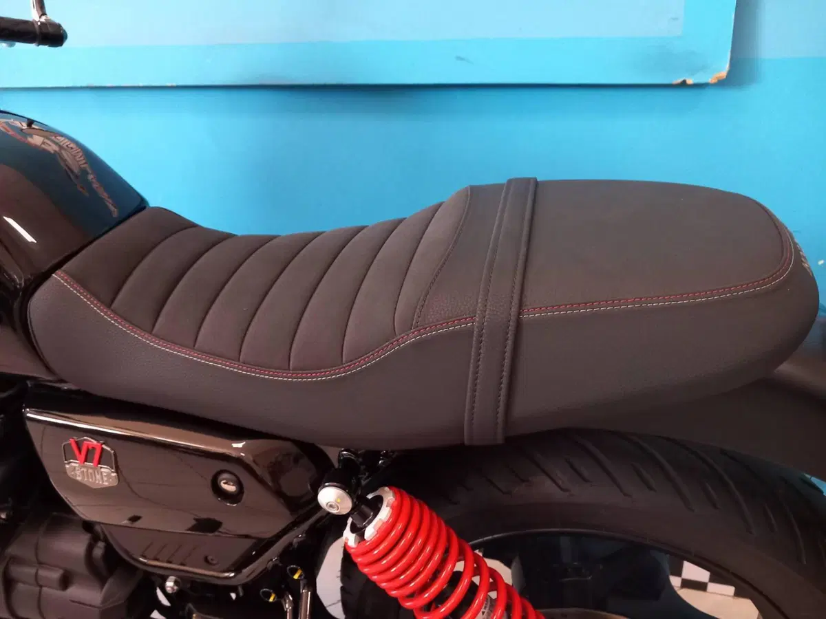 Moto Guzzi V7 Stone Special Edition (2022 - 25) (11)