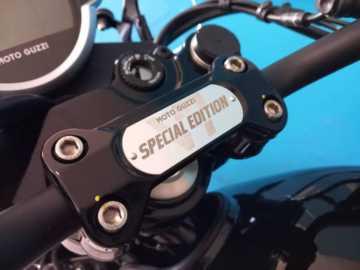 Moto Guzzi V7 Stone Special Edition (2022 - 25) (9)