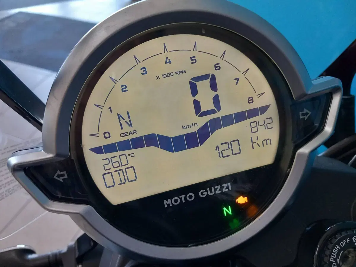 Moto Guzzi V7 Stone Special Edition (2022 - 25) (20)