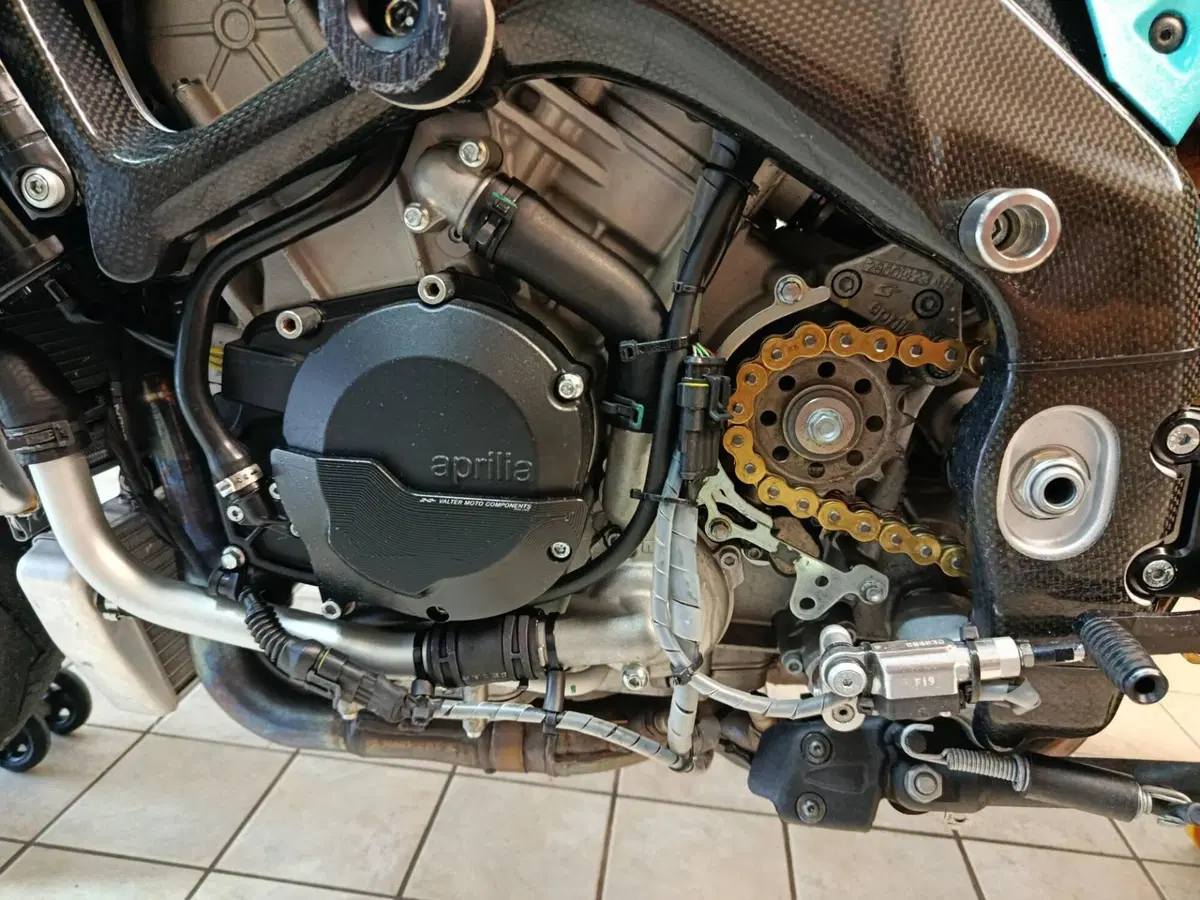 Aprilia Tuono V4 Factory (2015 - 17) (3)