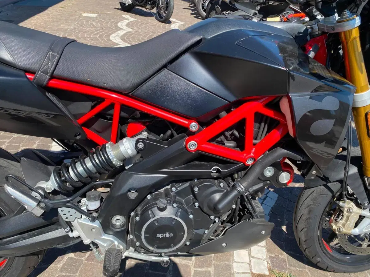 Aprilia Dorsoduro 900 (2017 - 20) (8)