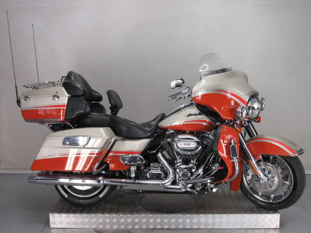 Harley-Davidson 1800 Electra Glide Ultra Classic (2009 - 11) - FLHTCUSE (2)