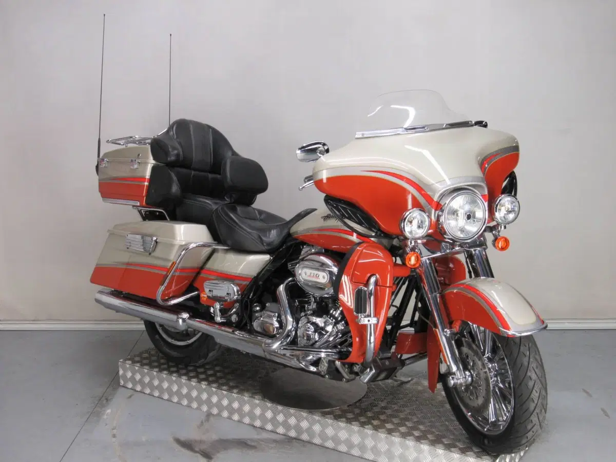 Harley-Davidson 1800 Electra Glide Ultra Classic (2009 - 11) - FLHTCUSE (3)