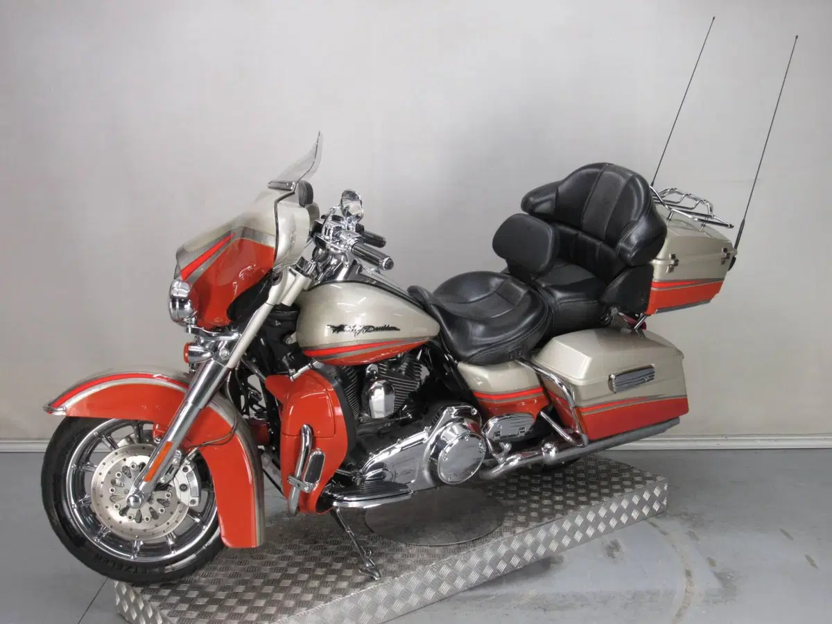 Harley-Davidson 1800 Electra Glide Ultra Classic (2009 - 11) - FLHTCUSE (4)