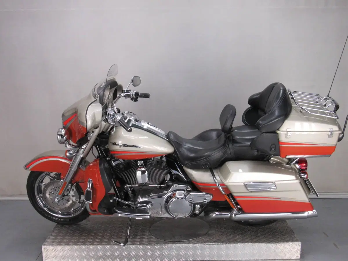 Harley-Davidson 1800 Electra Glide Ultra Classic (2009 - 11) - FLHTCUSE (5)